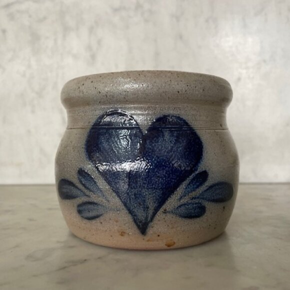ROWE POTTERY WORKS Vintage Salt Glazed Blue Heart Pattern 1991 Crock 2 Cup - Picture 2 of 16